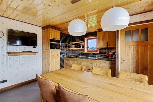 Eetkamer - Vakantiehuis in Friesland bij Kanaal & Meer in Jistrum / Skûlenboarch (4)