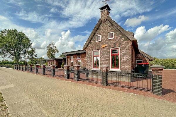 Buitenkant - Vakantiehuis in Friesland bij Kanaal & Meer in Jistrum / Skûlenboarch (2)