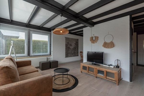 Woonkamer - Bungalow bij Sint Maartenszee Strand in Sint Maartenszee (2)