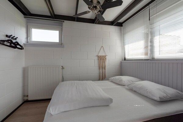 Slaapkamer - Bungalow bij Sint Maartenszee Strand in Sint Maartenszee (5)