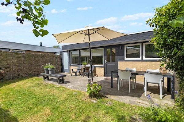 Tuin - Bungalow bij Sint Maartenszee Strand in Sint Maartenszee (5)
