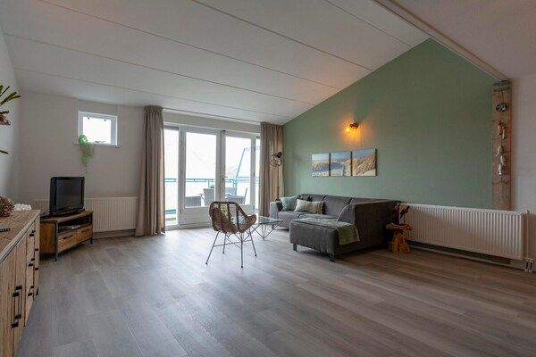 Woonkamer - Strandslag203 met balkon met uitzicht op de duinen in Julianadorp aan Zee (3)