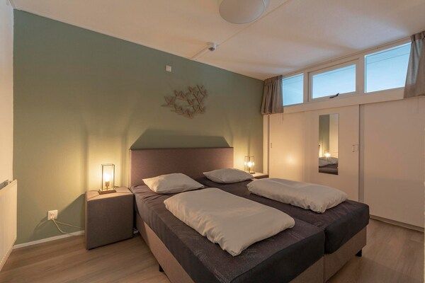 Slaapkamer - Strandslag203 met balkon met uitzicht op de duinen in Julianadorp aan Zee (4)