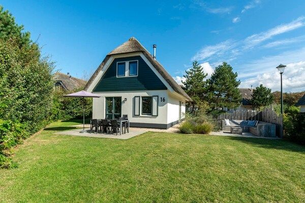 Buitenkant - Duynopgangh16 villa voor 8 gasten achter de duinen in Julianadorp aan Zee (1)