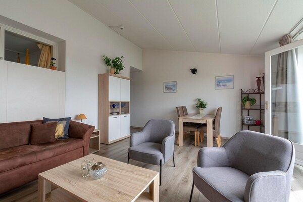 Woonkamer - Appartement aan zee met Frans balkon in Julianadorp aan Zee (3)