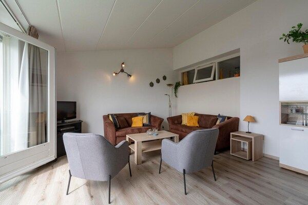 Woonkamer - Appartement aan zee met Frans balkon in Julianadorp aan Zee (2)