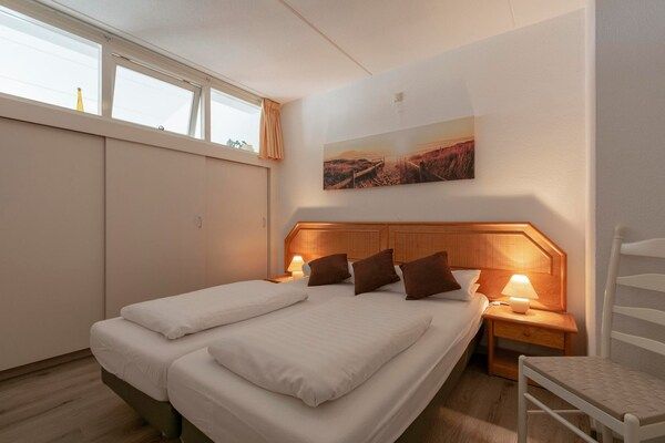 Slaapkamer - Appartement aan zee met Frans balkon in Julianadorp aan Zee (4)