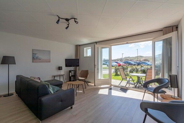 Woonkamer - Stranduitje met terras in Julianadorp aan Zee (2)