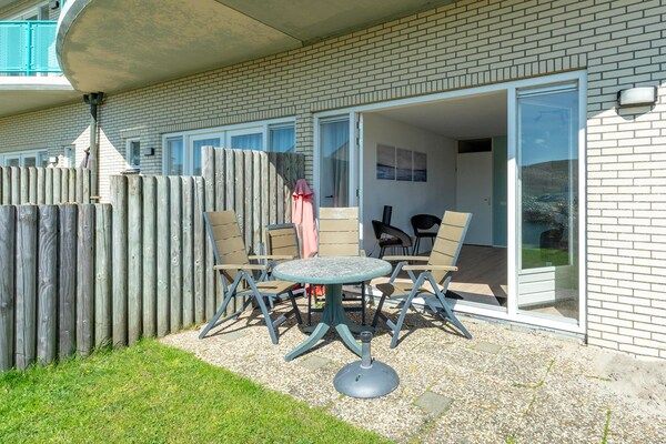 Buitenkant - Stranduitje met terras in Julianadorp aan Zee (1)