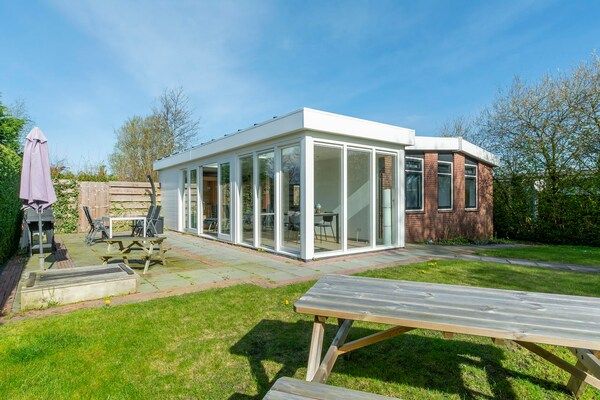 Buitenkant - Bungalow met sauna en zwembad in rustige buurt in Sint Maartenszee (1)