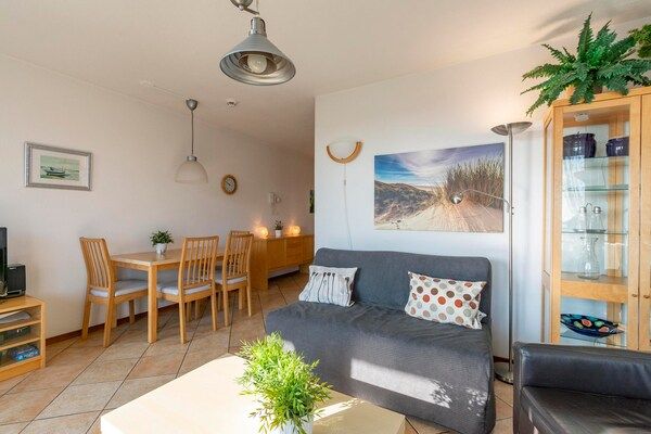 Woonkamer - Appartement aan de kust met duinzicht in Callantsoog (4)