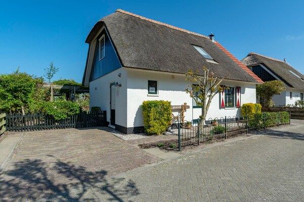 Buitenkant - villa met elektrisch opladen en parkeergelegenheid in Callantsoog (1)