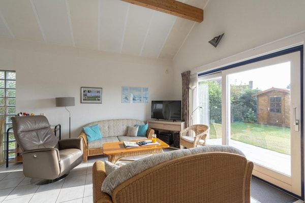 Woonkamer - Villa in Julianadorp bij Strand in Julianadorp aan Zee (3)
