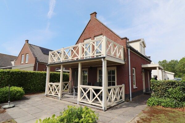 Buitenkant - Bungalow aan het water bij Rotterdam in Simonshaven (1)