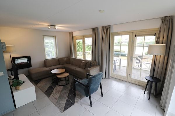 Woonkamer - Bungalow aan het water bij Rotterdam in Simonshaven (5)