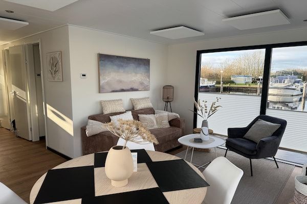 Woonkamer - Woonboot in Lemmer met Havenzicht in Lemmer (3)