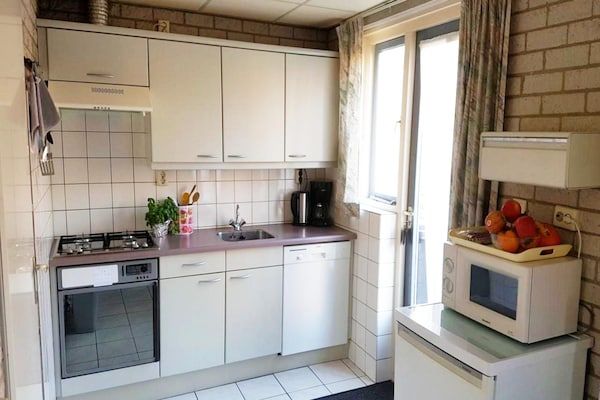 Keuken - Huis in Breskens bij Strand en Vuurtoren in Breskens (4)