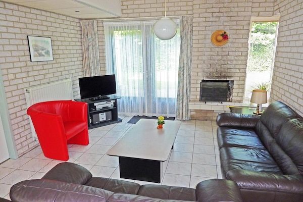 Woonkamer - Huis in Breskens bij Strand en Vuurtoren in Breskens (2)