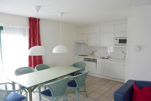 Eetkamer - Vakantiehuis Breskens bij stranden in Breskens (3)