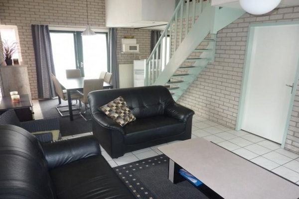 Woonkamer - Vakantiehuis in Schoneveld met Tuin in Breskens (3)