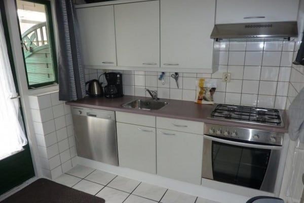 Keuken - Vakantiehuis in Schoneveld met Tuin in Breskens (4)