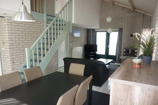 Woonkamer - Vakantiehuis in Schoneveld met Tuin in Breskens (5)