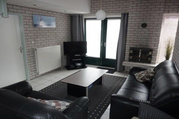 Woonkamer - Vakantiehuis in Schoneveld met Tuin in Breskens (2)