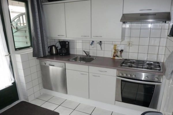 Keuken - Vakantiehuis in Schoneveld met Tuin in Breskens (4)