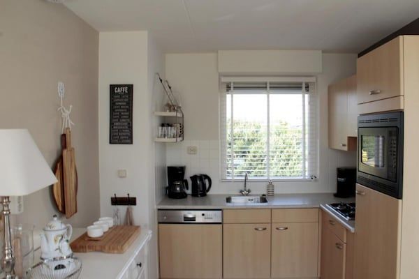 Keuken - Bungalow in Breskens bij het Strand in Breskens (3)