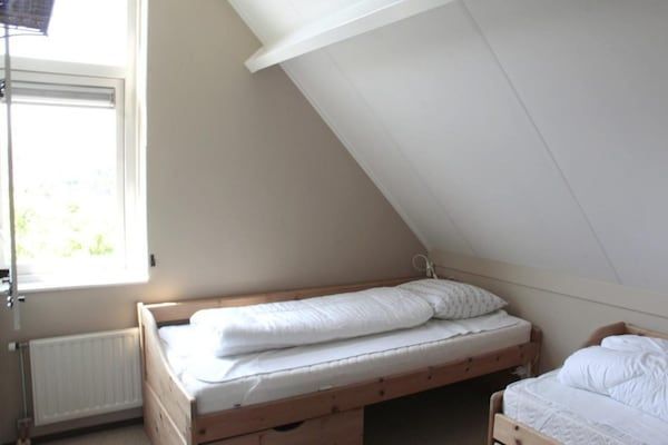 Slaapkamer - Bungalow in Breskens bij het Strand in Breskens (5)