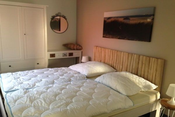 Slaapkamer - Bungalow in Breskens met eigen aanlegsteiger in Breskens (4)