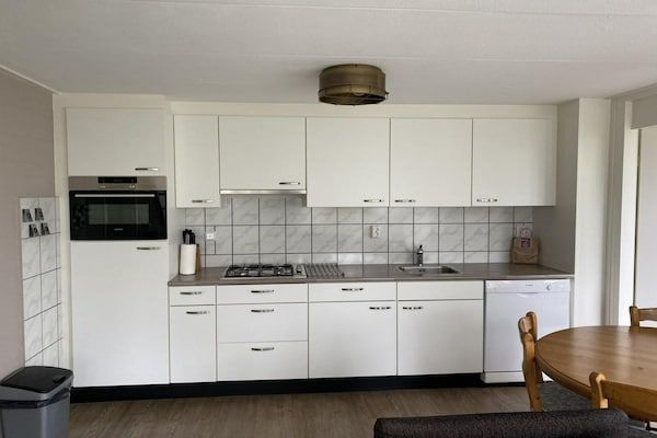 Keuken - Licht vakantiehuis vlakbij het strand in Breskens (5)