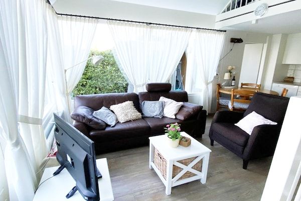 Woonkamer - Licht vakantiehuis vlakbij het strand in Breskens (2)