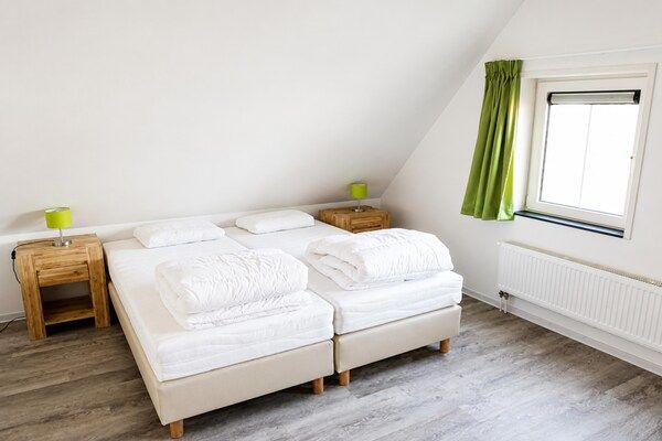 Slaapkamer - Huisdiervriendelijk verblijf met tuin in Breskens (4)