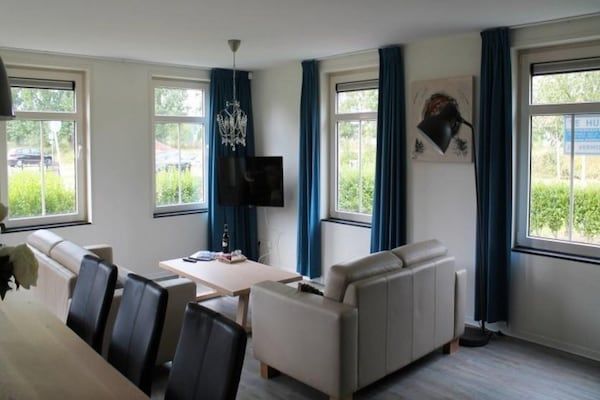 Woonkamer - Luxe woning in Zeeland met infraroodsauna in Breskens (2)