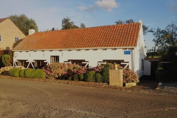 Buitenkant - Dijkhuis bij Breskens met tuin aan beek in Hoofdplaat (1)