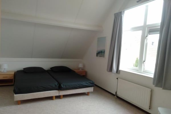 Slaapkamer - Bungalow in Breskens bij Strand en Duinen in Breskens (3)