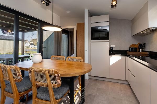 Keuken - Docklodge in Friesland met eigen aanlegplaats in Delfstrahuizen (3)