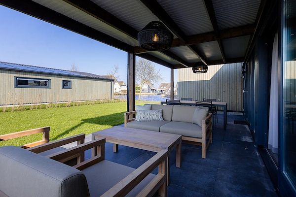 Terras - Docklodge in Friesland met eigen aanlegplaats in Delfstrahuizen (5)