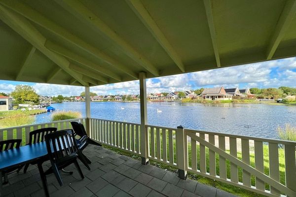 AreaSummer1KM - Bungalow aan het Water met Sauna in Simonshaven (5)