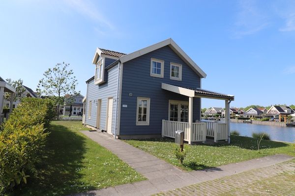 Buitenkant - Bungalow aan het Water met Sauna in Simonshaven (4)