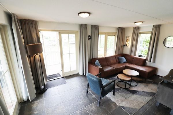 Woonkamer - Bungalow in Zuytland Buiten met visplatform in Simonshaven (4)