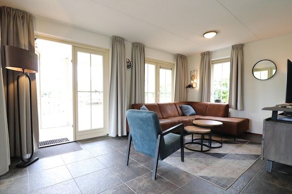 Woonkamer - Bungalow in Zuytland Buiten met visplatform in Simonshaven (3)