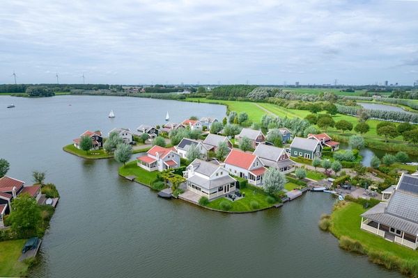 Buitenkant - Bungalow aan het water bij Rotterdam in Simonshaven (4)