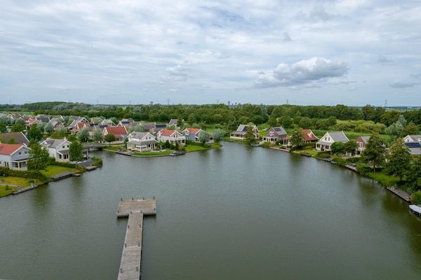 Buitenkant - Bungalow aan het water bij Rotterdam in Simonshaven (5)
