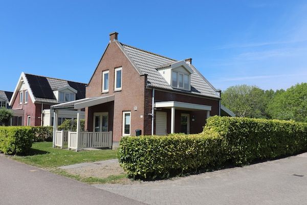 Buitenkant - Bungalow aan het water bij Rotterdam in Simonshaven (1)