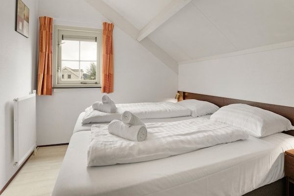 Slaapkamer - Bungalow in Zuid-Holland met eigen aanlegsteiger in Simonshaven (4)