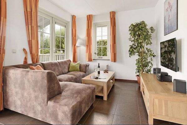 Woonkamer - Bungalow aan het water bij Rotterdam in Simonshaven (5)