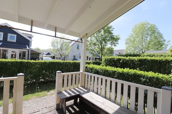 Terras - Bungalow aan het water bij Rotterdam in Simonshaven (3)