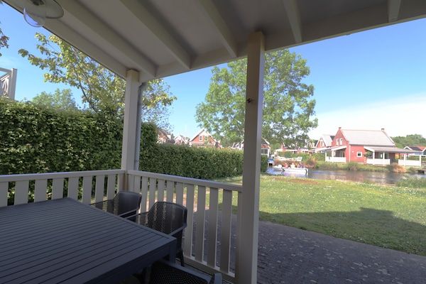 Terras - Bungalow aan het water bij Rotterdam in Simonshaven (4)